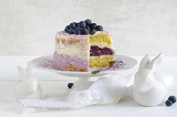 Blaubeetorte mit Creme und Kokosflocken zu Ostern