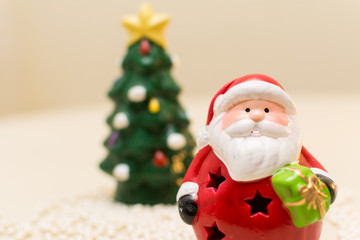 Санта Клаус (крупный план) с ёлкой на заднем фоне (фарфоровые фигурки)