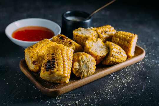 Grilled corn with spicy sauce