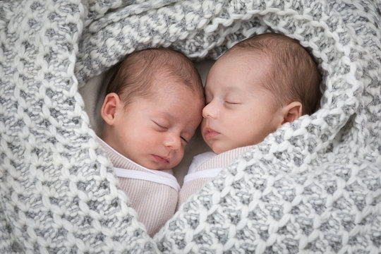 Twins, f+m, 4 Weeks