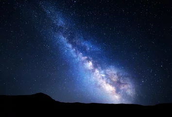 Fototapeten Landschaft mit Milchstraße. Nachthimmel mit Sternen an den Bergen. © den-belitsky