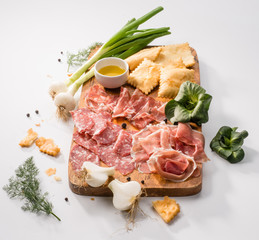 Antipasto con salumi , gnocchi fritti e verdure