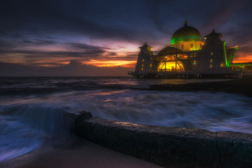 Obraz premium Dusk at a floating mosque