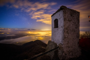 Mirador al alba en Bellmunt, Catalunya © Xevi Vilaregut