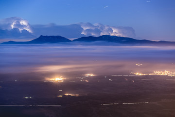Niebla y luces i rayos en Bellmunt, Catalunya © Xevi Vilaregut
