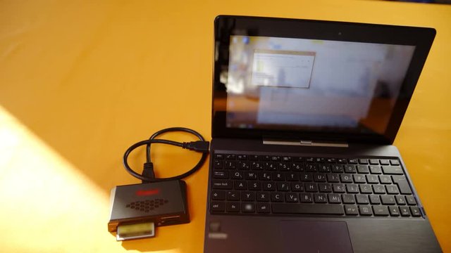 Card reader flashing light while transfer data 4K

