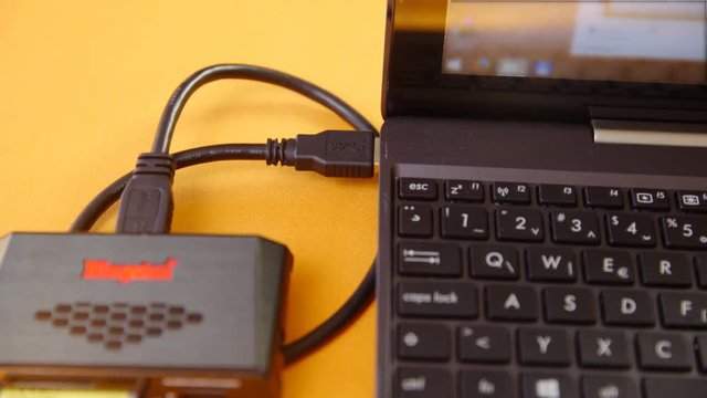 Plug-in card reader in computer 4K