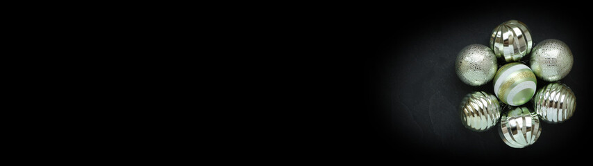 Boules de Noël en fleur sur fond noir de nuit