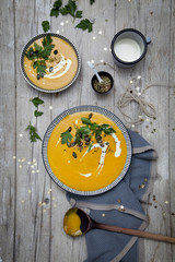 Kürbiscremesuppe mit weihnachtlicher Deko