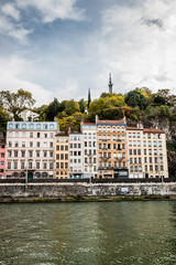 Obraz premium Stary Lyon widziany z Promenade du Défilé de la Saône w Lyonie