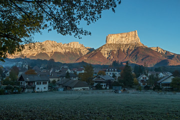 Village de chichilianne ,Massif du Vercors à l' automne avec le Mont Aiguille