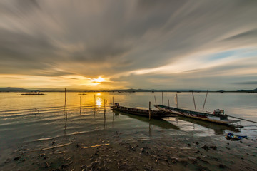Obraz premium Piękna sylwetka łodzi rybackiej w jeziorze na niebie zmierzchu. krajobraz