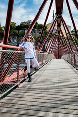 Fototapeta premium Fillette sur la Passerelle de l'Homme de Roche sur la Saône à Lyon