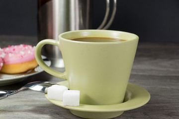 Leckere Donuts und eine Tasse Kaffee