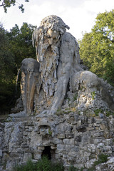 Fototapeta na wymiar apennine statue