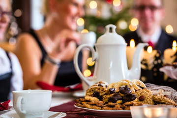 Familie bei traditioneller Kaffeetafel zu Weihnachten