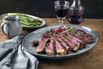 T-Bone Steak mit grünen Spargel auf Teller