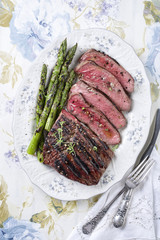 Barbecue Point Steak mit grünen Spargel auf Teller