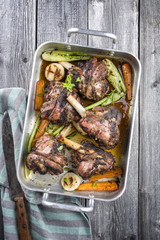 Lammhaxen mit Gemüse