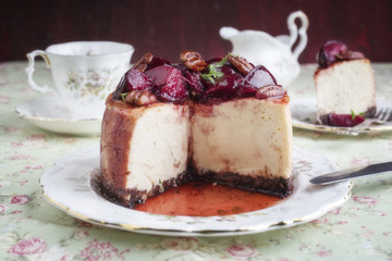Cheesecake mit Pfalumen und Pekannüssen