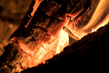 fuoco e fiamme su legno ardente