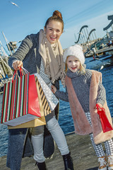 Obraz premium mother and daughter shopper in Barcelona pointing on something
