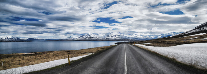 Straße in Norwegen Richtung Berge am See