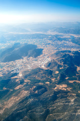 Widok z samolotu na miasto w górach - Turcja - Bliski Wschód - obrazy, fototapety, plakaty