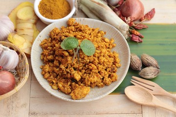 Roast chicken curry with spicy is delicious.