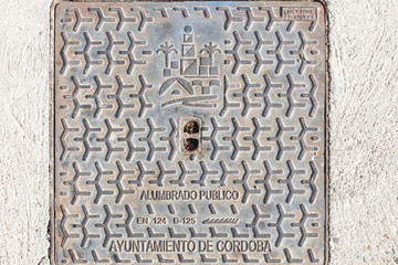 Córdoba, putdeksel met logo van de stad