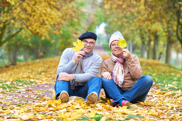 Senioren haben Spaß im Herbst, Ausflug in den Park