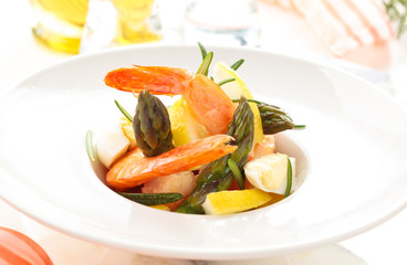 Salad with prawns.
