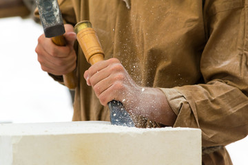 Tailleur de pierre, sculpteur.