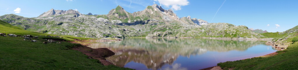 Fototapeta na wymiar Lac d'Estaens Pyrénées 
