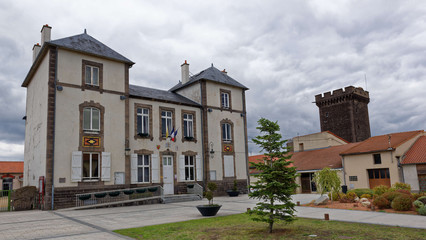 Fototapeta na wymiar Mairie du village de Chateaugay (63)