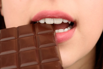junge Frau mit Tafel Schokolade