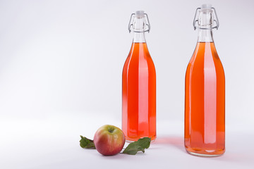 Selbstgemachter Apfelsaft in Glasflaschen abgefüllt