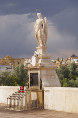 Fototapeta premium Mariabeeld op El Puente Romano (de Romeinse brug over de Guadalquivir rivier in Córdoba