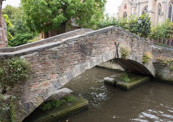Naklejka premium historische Backsteinbrücke über eine Gracht in Brügge, Belg