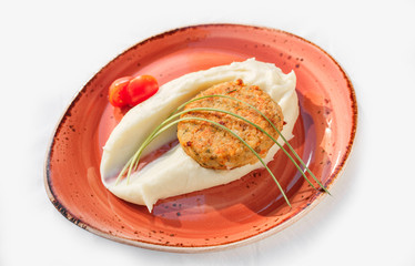 Пюре с котлетой на белом изолированном фоне