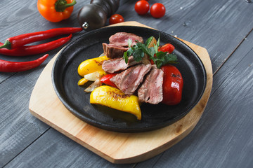 Мясо с овощами на сковороде