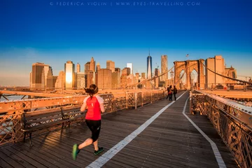 Türaufkleber Fitness-Läuferin entspannt sich nach dem Laufen in der Stadt und trainiert im Freien in New York City, USA. Mädchen suchen und genießen die Aussicht auf die Brooklyn Bridge. Gemischtes Rennen asiatisches kaukasisches weibliches Modell. © EyesTravelling