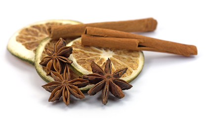 Sternanis, Zimtstangen, Zitronenscheiben, Weihnachtsbäckerei © M. Schuppich