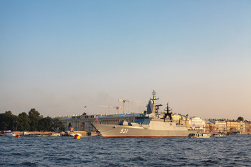 Obraz premium Military ship on Neva river, St. Petersburg