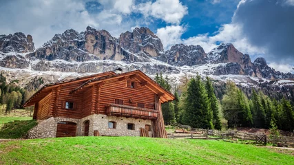 Schilderijen op glas Wooden cottage in the Dolomites in the spring, Italy © shaiith