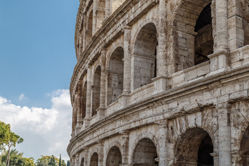 Obraz premium The Colosseum, an architectural monument in Rome, the fragment of the wall against the sky