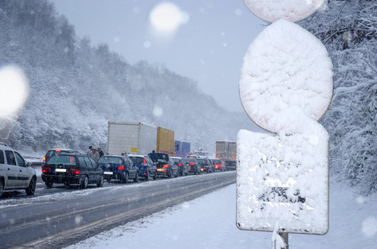 Verschneites Verkehrsschild an Autobahn – Winter Verkehrsstau Verkehrschaos