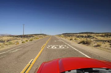 Poster uitzicht vanaf de rode auto op de beroemde Route 66 in de Californische woestijn, VS © AR Pictures
