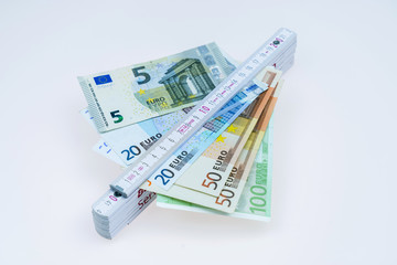 Zollstock und Banknoten