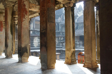 Square columns of the inner galleries